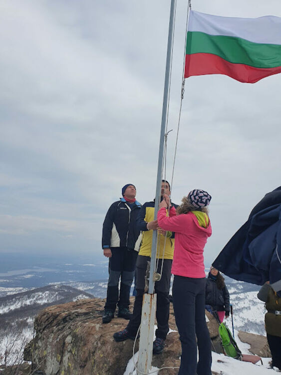 Туристите също издигнаха националното знаме за празника