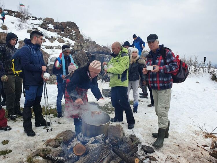 Туристите също издигнаха националното знаме за празника