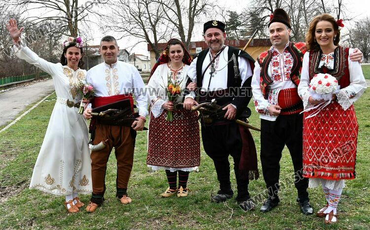 Три двойки се венчаха в народни носии на 3-ти март
