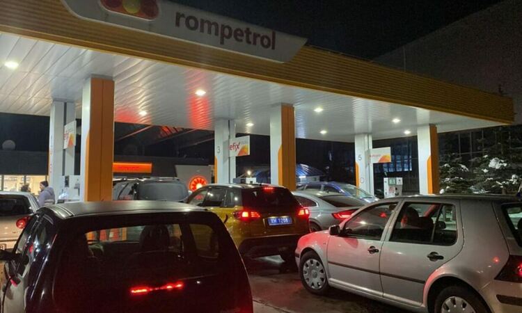 Опашки от автомобили в бензиностанции в страната след слухове за скок в цените и липса на горива