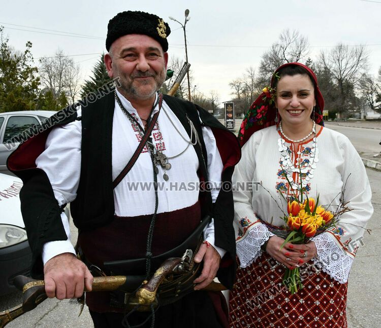 Три двойки се венчаха в народни носии на 3-ти март