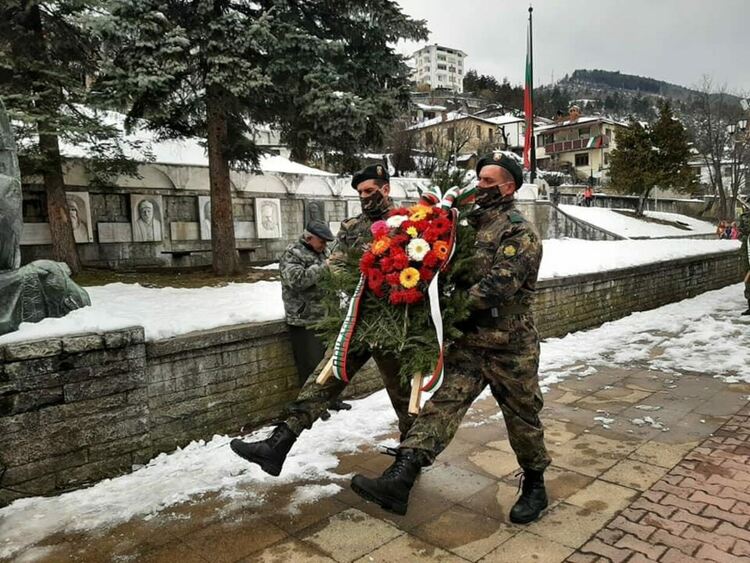 Без провокации, без руски или украински знамена  премина официалното честване на 3 март в Смолянско/галерия/