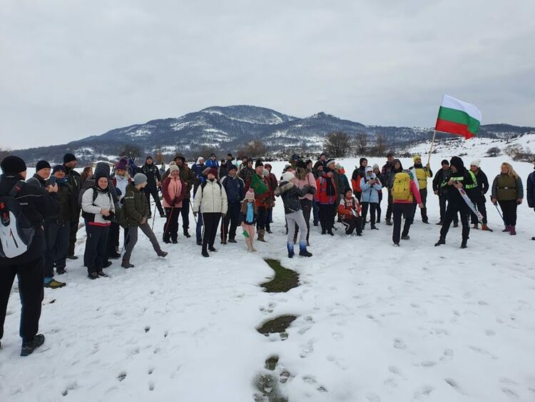 Туристите също издигнаха националното знаме за празника