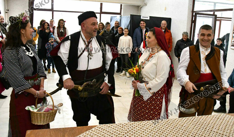Три двойки се венчаха в народни носии на 3-ти март