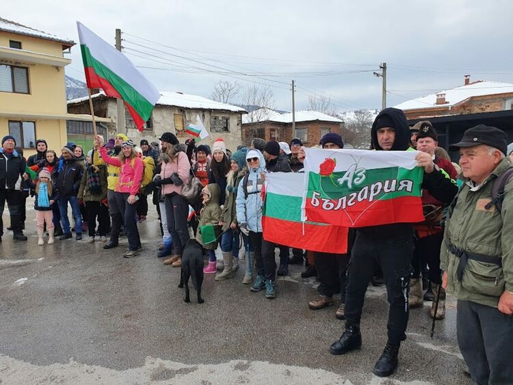 Туристите също издигнаха националното знаме за празника