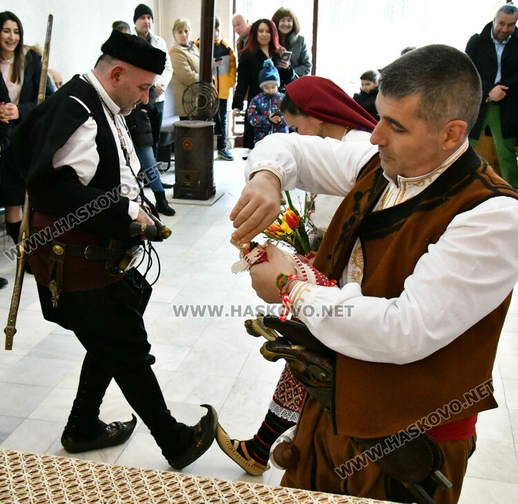 Три двойки се венчаха в народни носии на 3-ти март