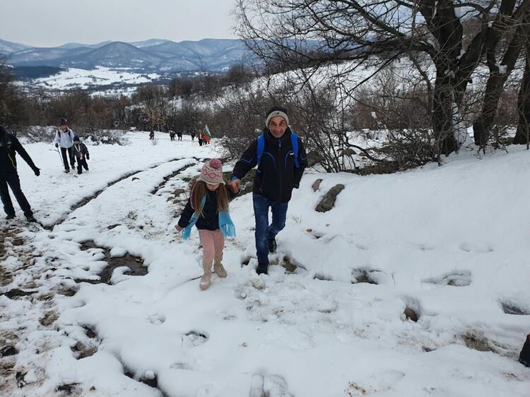 Туристите също издигнаха националното знаме за празника