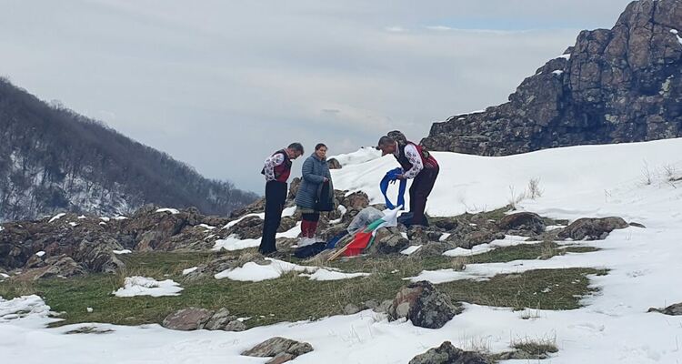 Туристите също издигнаха националното знаме за празника