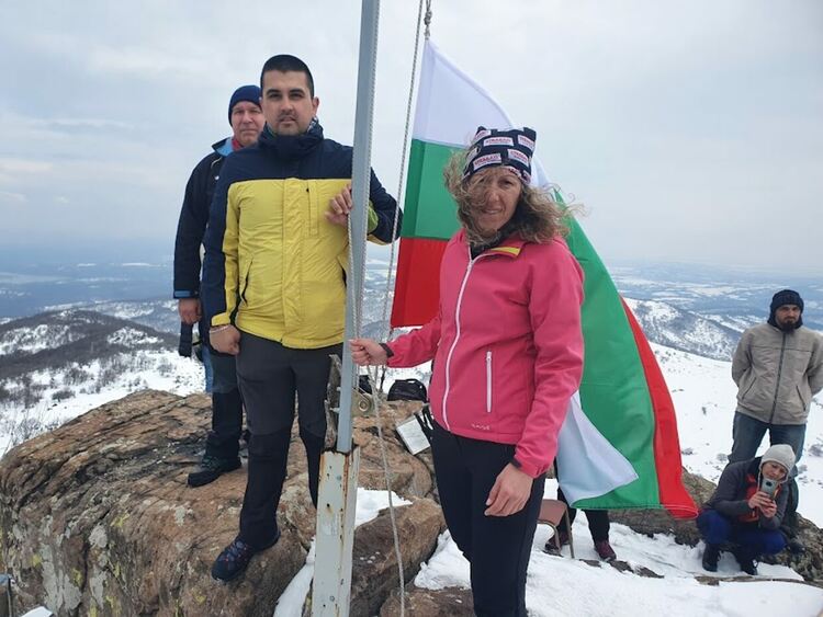 Туристите също издигнаха националното знаме за празника