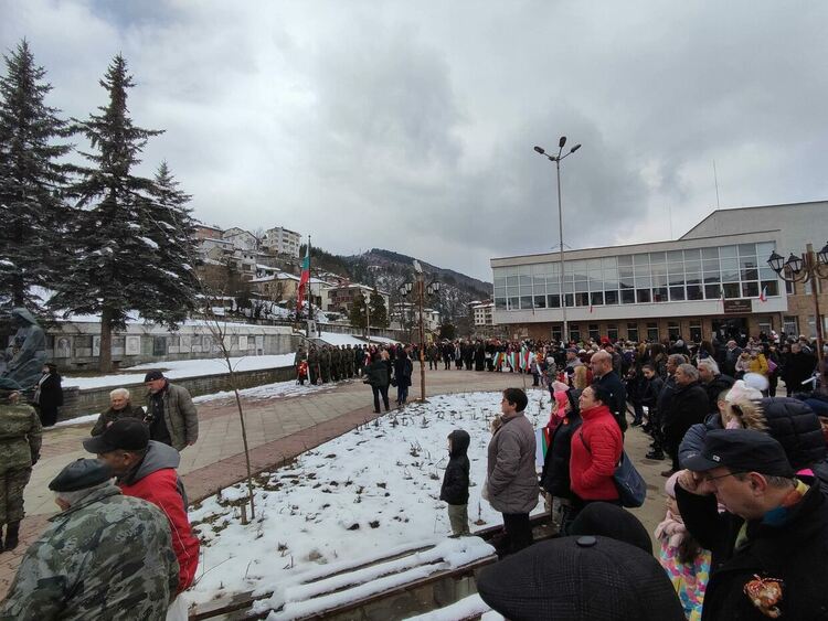 Без провокации, без руски или украински знамена  премина официалното честване на 3 март в Смолянско/галерия/