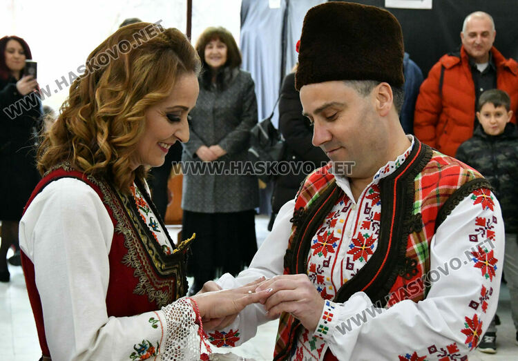 Три двойки се венчаха в народни носии на 3-ти март