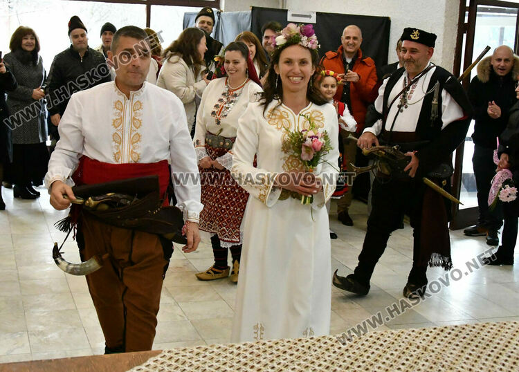 Три двойки се венчаха в народни носии на 3-ти март