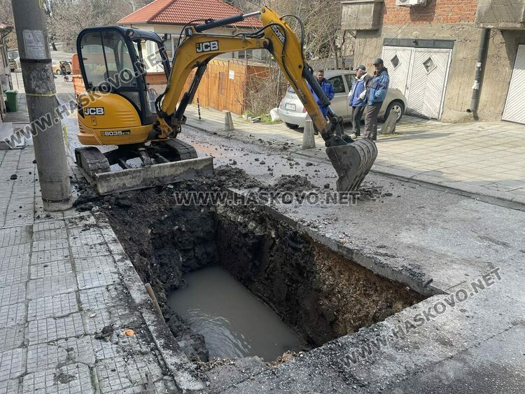 Затвориха улица в Хасково заради ВиК авария
