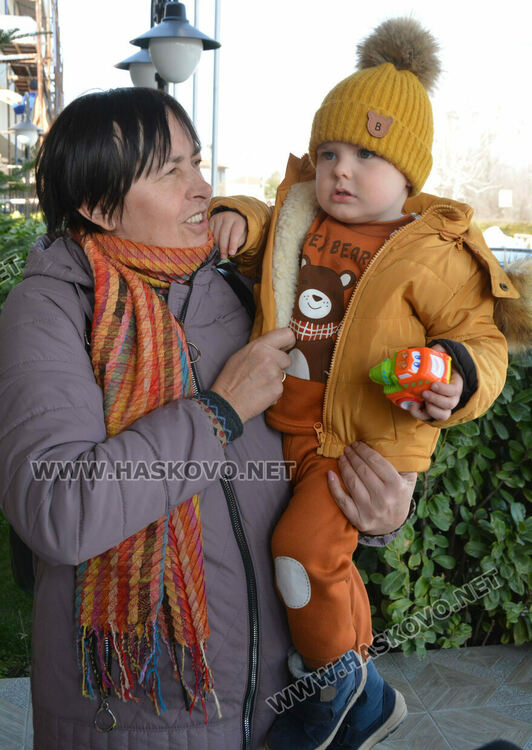 Валентина Шернетиева на ръце с малкото си внуче, което след седмица ще навърши 2 години и ще празнува рожден ден в България