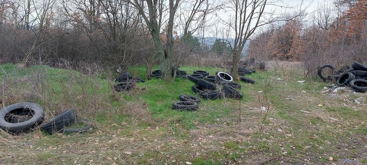 Читател: Ново сметище от стари гуми край Хасково