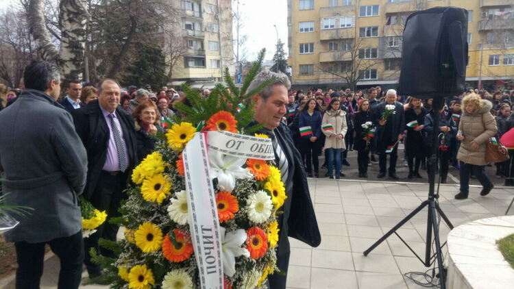 Радомирци се поклониха пред последния знаменосец на Самарското знаме