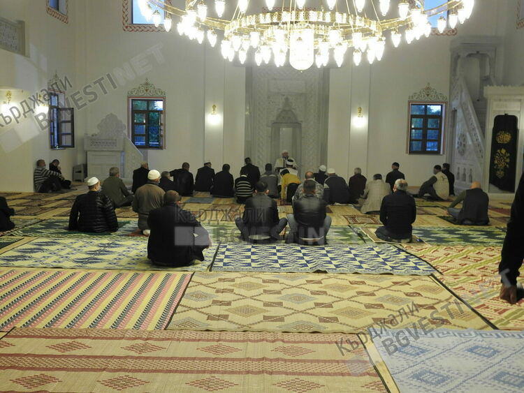 Молитва за мир дуа ще се отслужи днес по обед в двете джамии в Кържали, започва дарителска кампания за бежанците