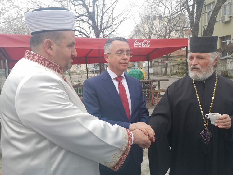 Духовници готови да подслонят бежанци в църковни и вакъфски имоти