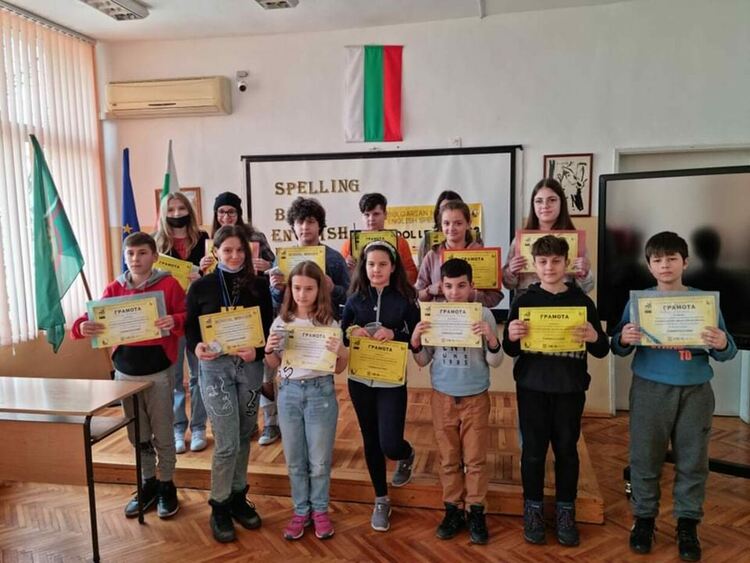 Николай Паунов и Даниела Димова ще представят училището си на областния кръг на Spelling Bee 2022