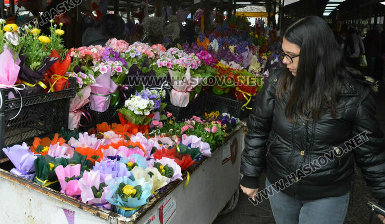 Оживление на пазара за цветя в Хасково преди Деня на жената