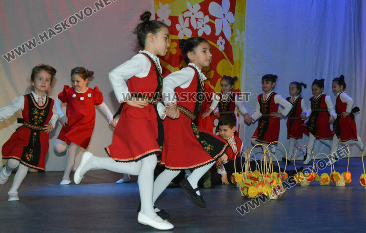 Таланти на Младежкия център с концерт за 8-ми март 