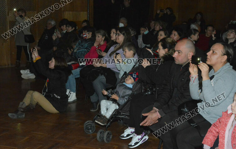 Таланти на Младежкия център с концерт за 8-ми март 