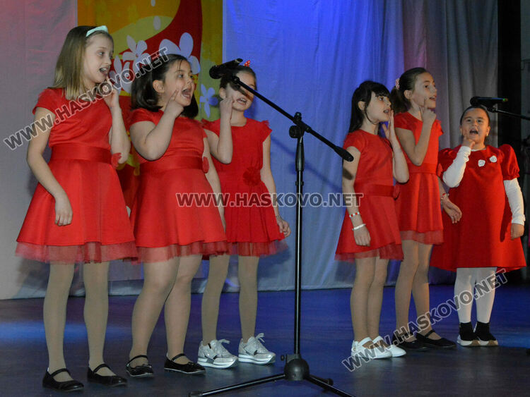 Таланти на Младежкия център с концерт за 8-ми март 