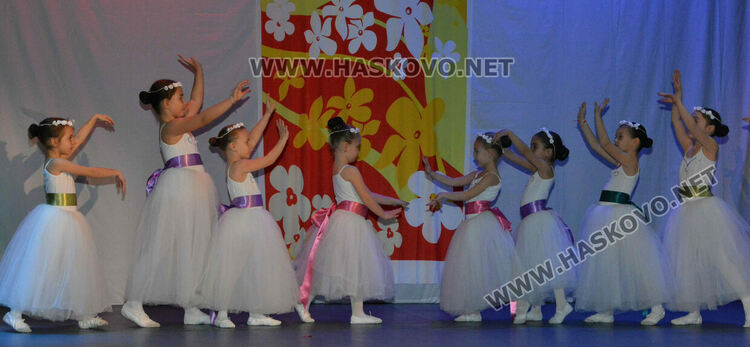 Таланти на Младежкия център с концерт за 8-ми март 