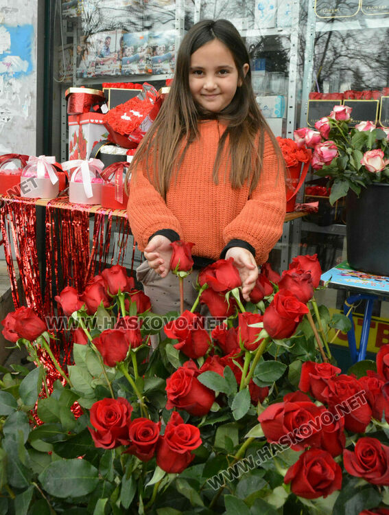 Оживление на пазара за цветя в Хасково преди Деня на жената