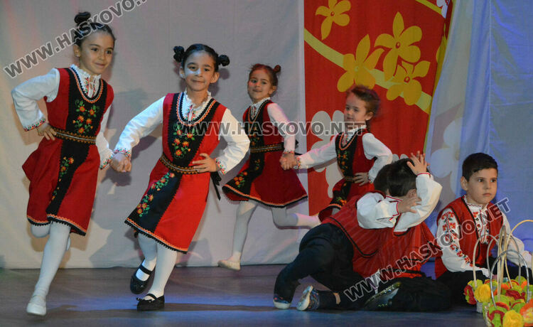 Таланти на Младежкия център с концерт за 8-ми март 