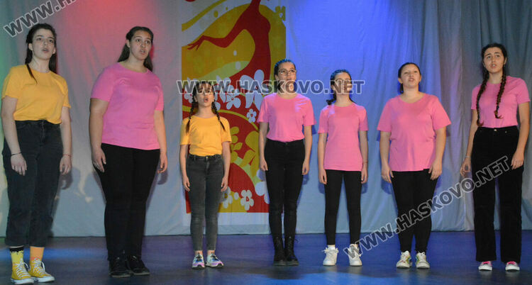 Таланти на Младежкия център с концерт за 8-ми март 