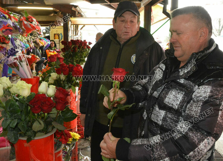 Оживление на пазара за цветя в Хасково преди Деня на жената