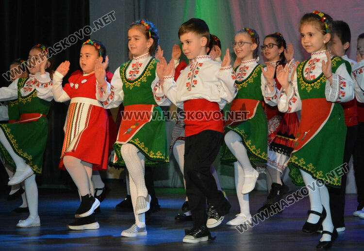 Таланти на Младежкия център с концерт за 8-ми март 