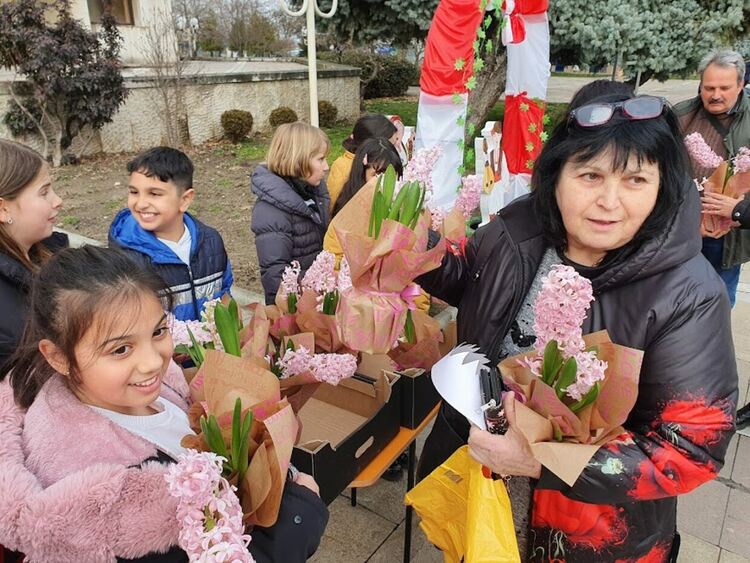 Предприемачи от "Христо Ботев" изнесоха цветна реколта за 8 март