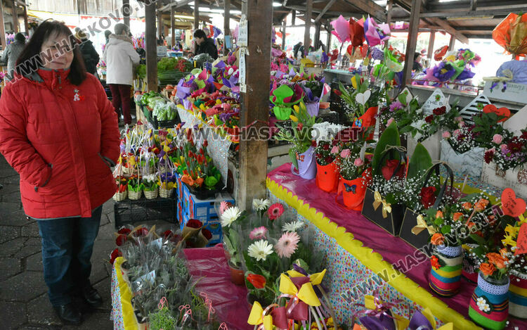 Оживление на пазара за цветя в Хасково преди Деня на жената