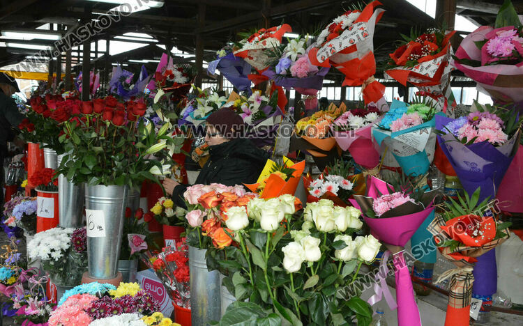 Оживление на пазара за цветя в Хасково преди Деня на жената