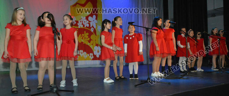 Таланти на Младежкия център с концерт за 8-ми март 