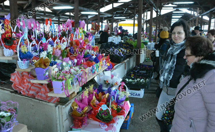 Оживление на пазара за цветя в Хасково преди Деня на жената