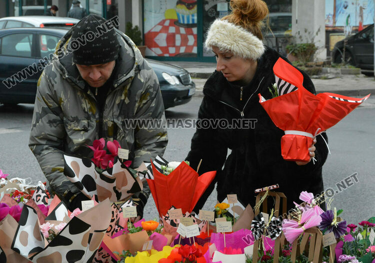 Оживление на пазара за цветя в Хасково преди Деня на жената