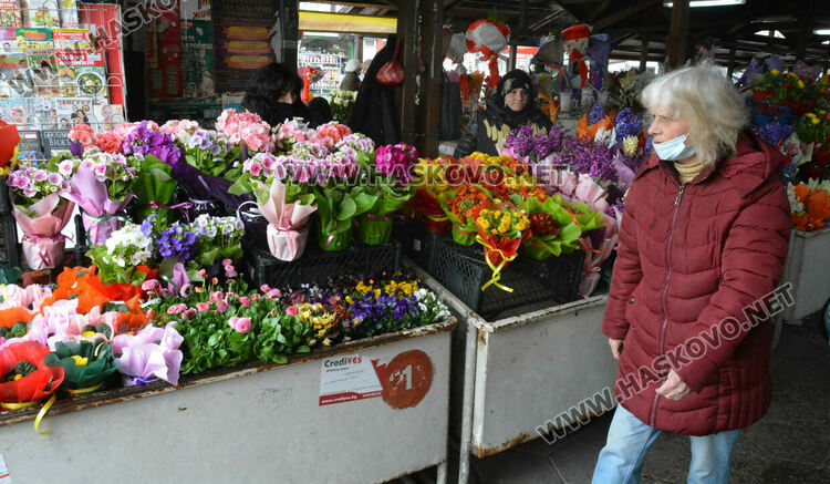 Оживление на пазара за цветя в Хасково преди Деня на жената