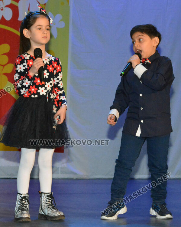 Таланти на Младежкия център с концерт за 8-ми март 