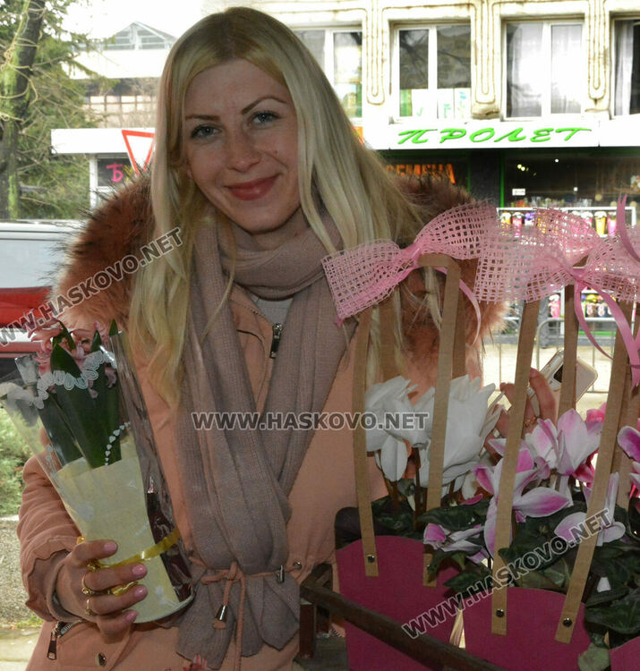 Оживление на пазара за цветя в Хасково преди Деня на жената