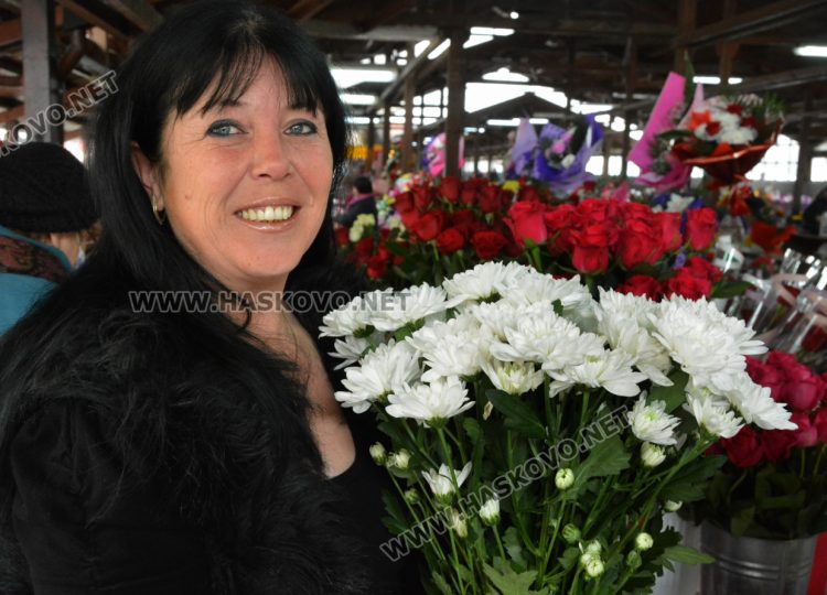Оживление на пазара за цветя в Хасково преди Деня на жената