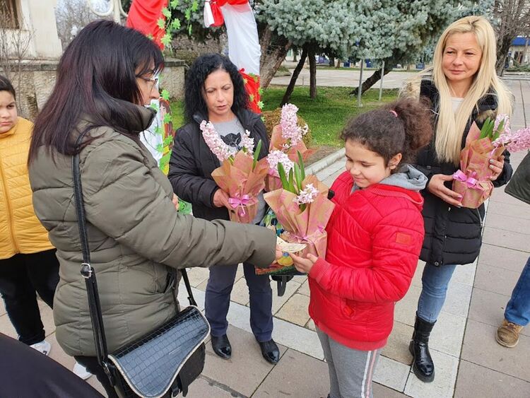 Предприемачи от "Христо Ботев" изнесоха цветна реколта за 8 март