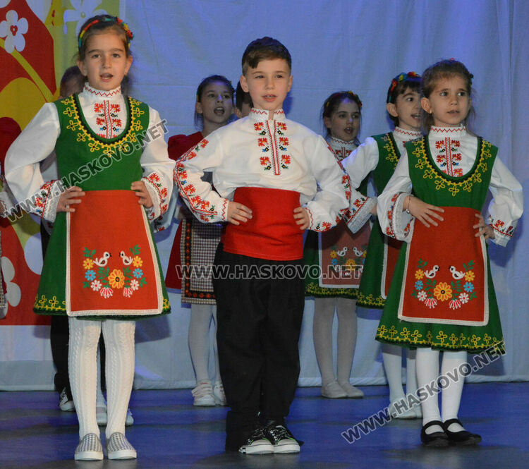 Таланти на Младежкия център с концерт за 8-ми март 