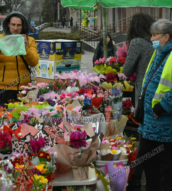 Оживление на пазара за цветя в Хасково преди Деня на жената