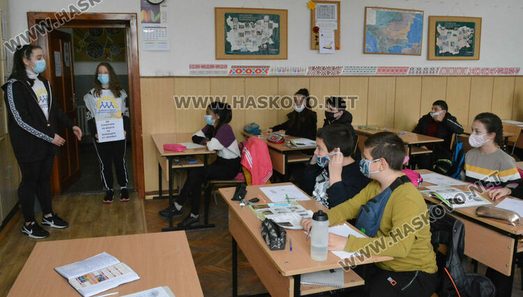 Учениците от СУ “Паисий Хилендарски“ с подадена ръка към бежанците от Украйна и благотворителна акция