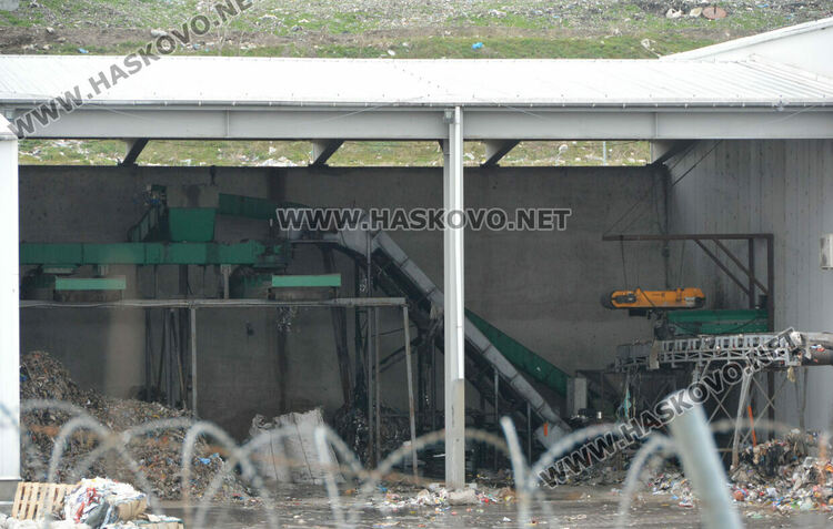 Мъж на около 35 години падна в машина за балиране в депото край Гарваново