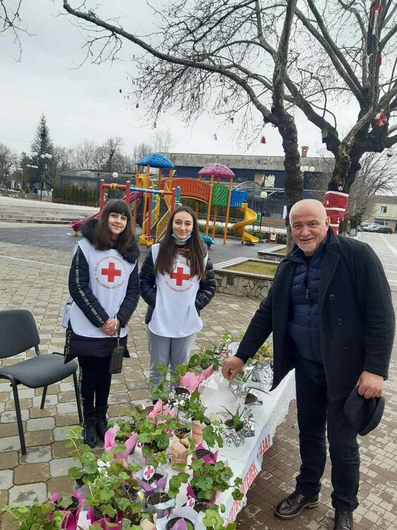 Доброволците на БЧК в Джебел с инициатива"Цвете си купи и на нуждаещ помогни"