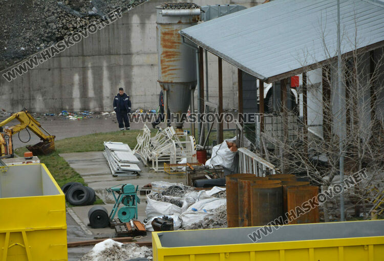 Мъж на около 35 години падна в машина за балиране в депото край Гарваново